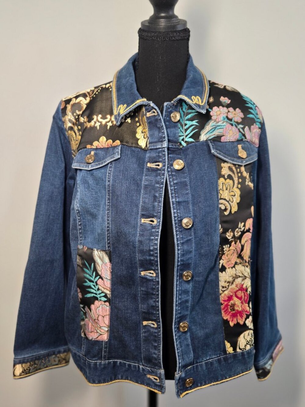 Chicos Vintage Embroidered jean jacket Size 2 Petite‎